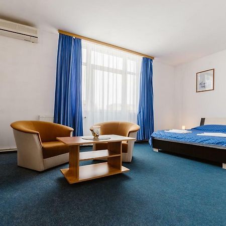 Hotel Iris Tîrnăveni エクステリア 写真