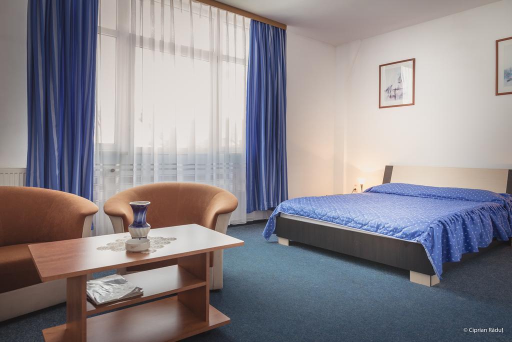 Hotel Iris Tîrnăveni エクステリア 写真