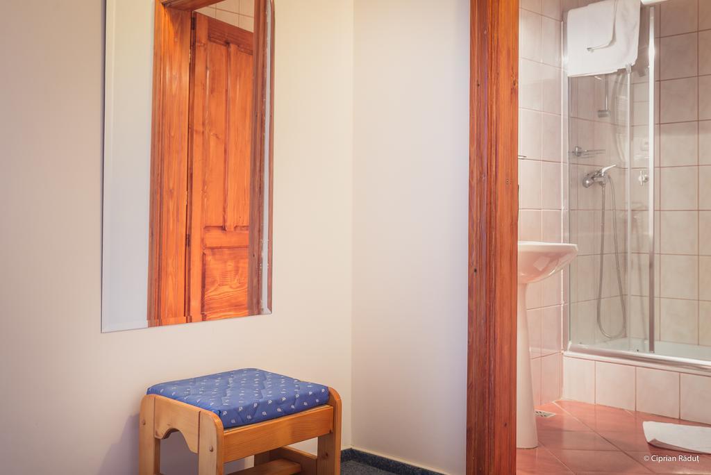 Hotel Iris Tîrnăveni エクステリア 写真