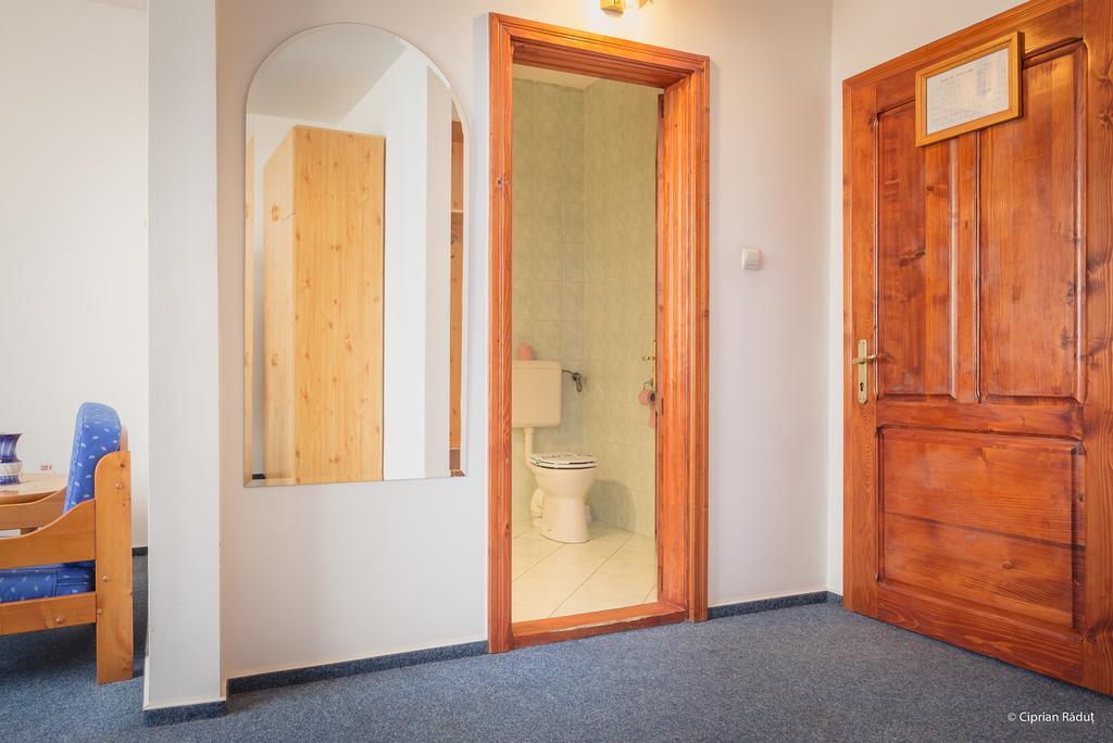 Hotel Iris Tîrnăveni エクステリア 写真