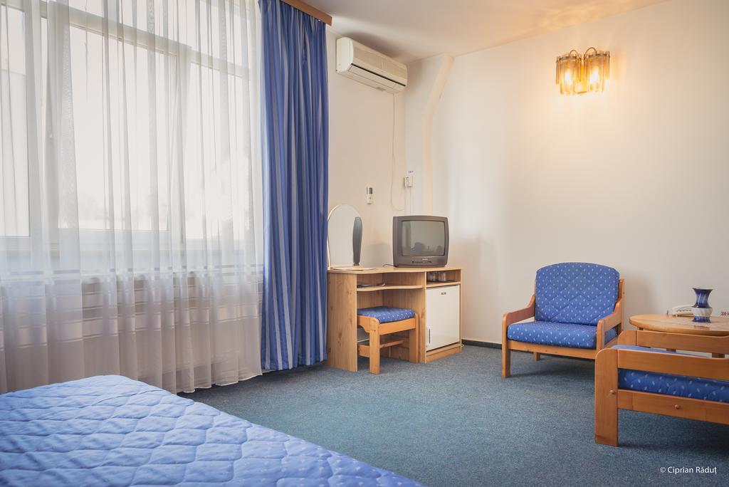 Hotel Iris Tîrnăveni エクステリア 写真