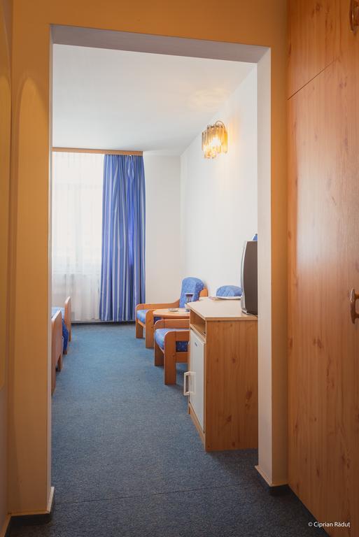 Hotel Iris Tîrnăveni エクステリア 写真