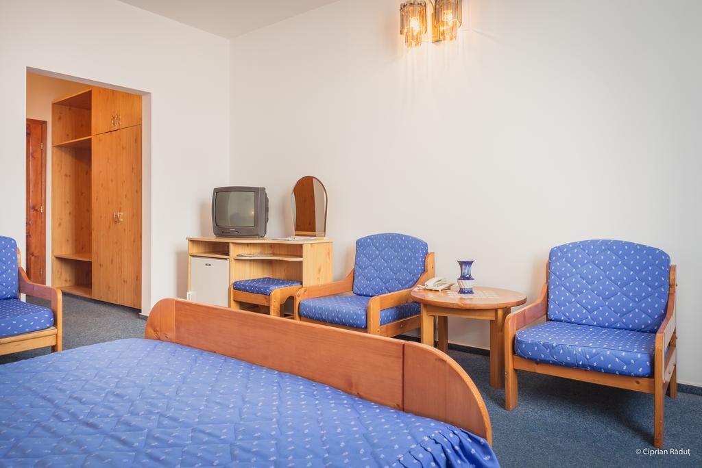 Hotel Iris Tîrnăveni エクステリア 写真