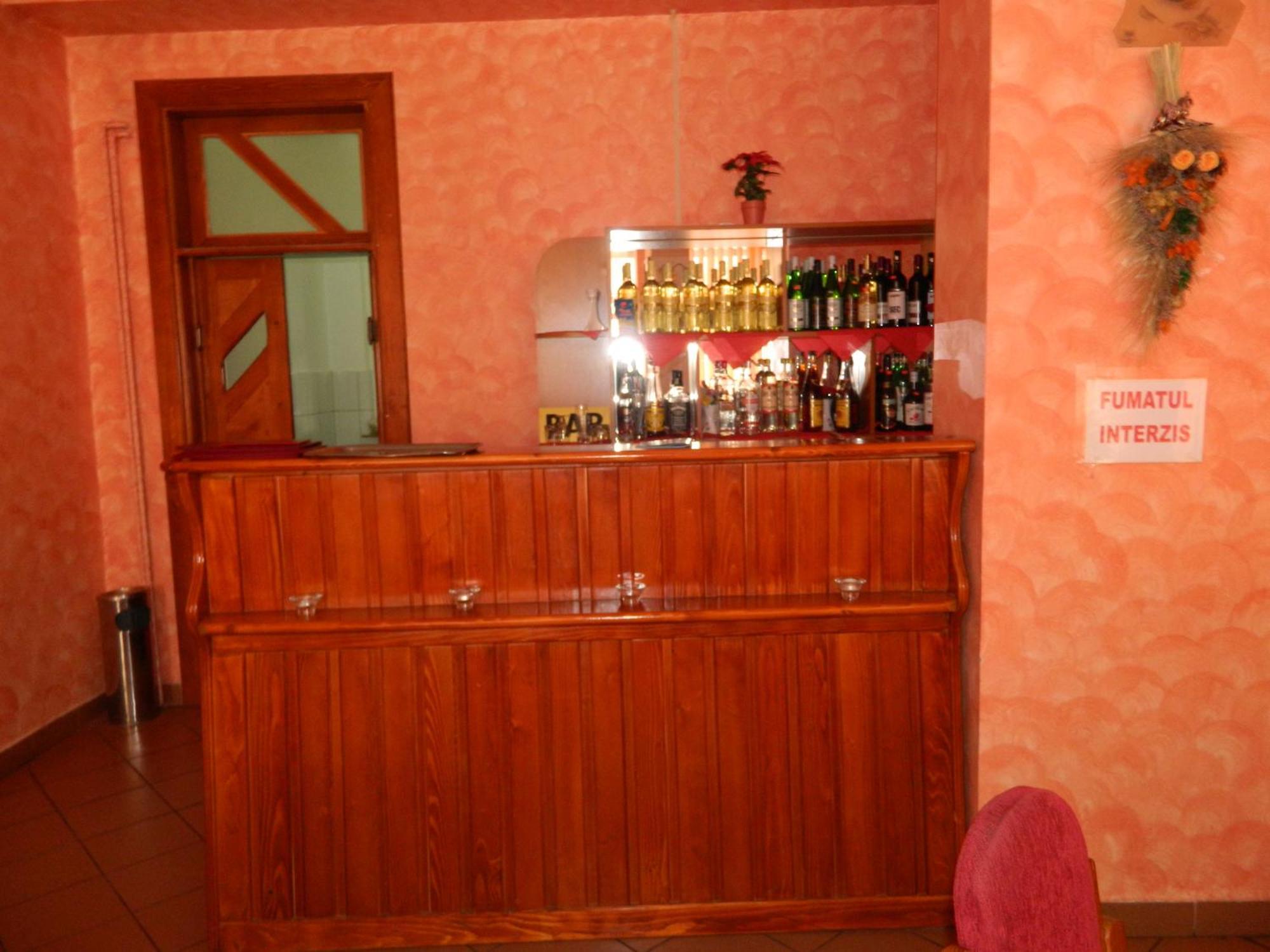 Hotel Iris Tîrnăveni エクステリア 写真