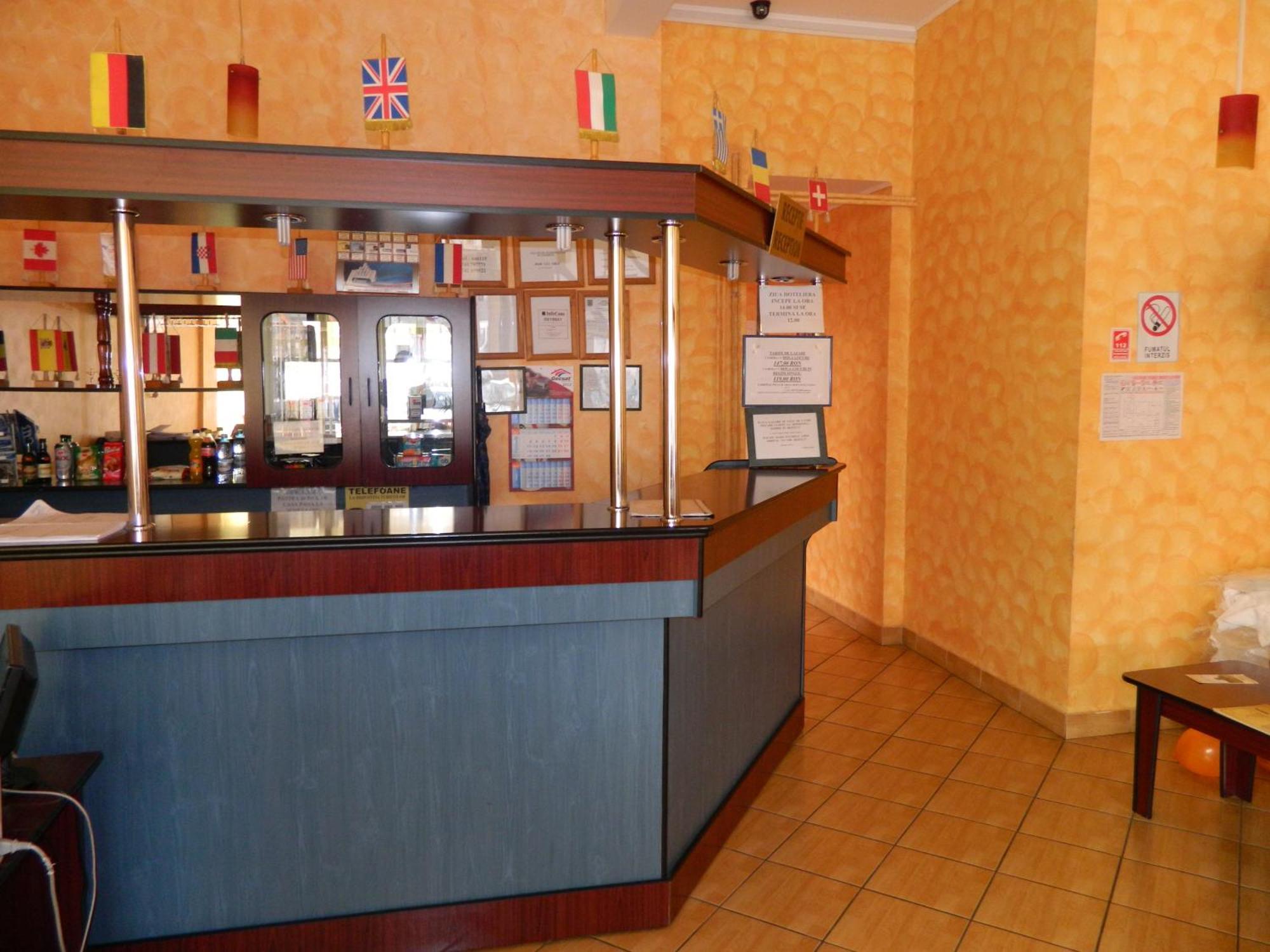 Hotel Iris Tîrnăveni エクステリア 写真