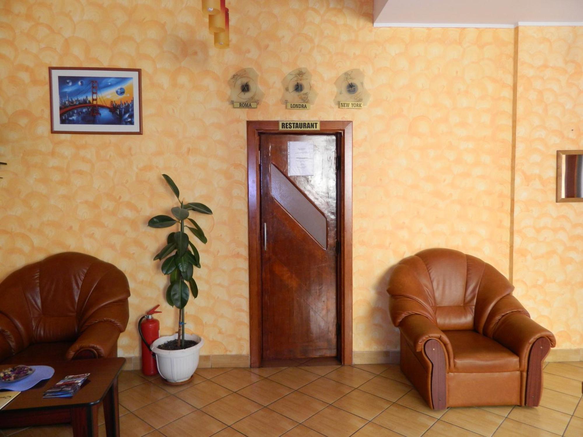 Hotel Iris Tîrnăveni エクステリア 写真