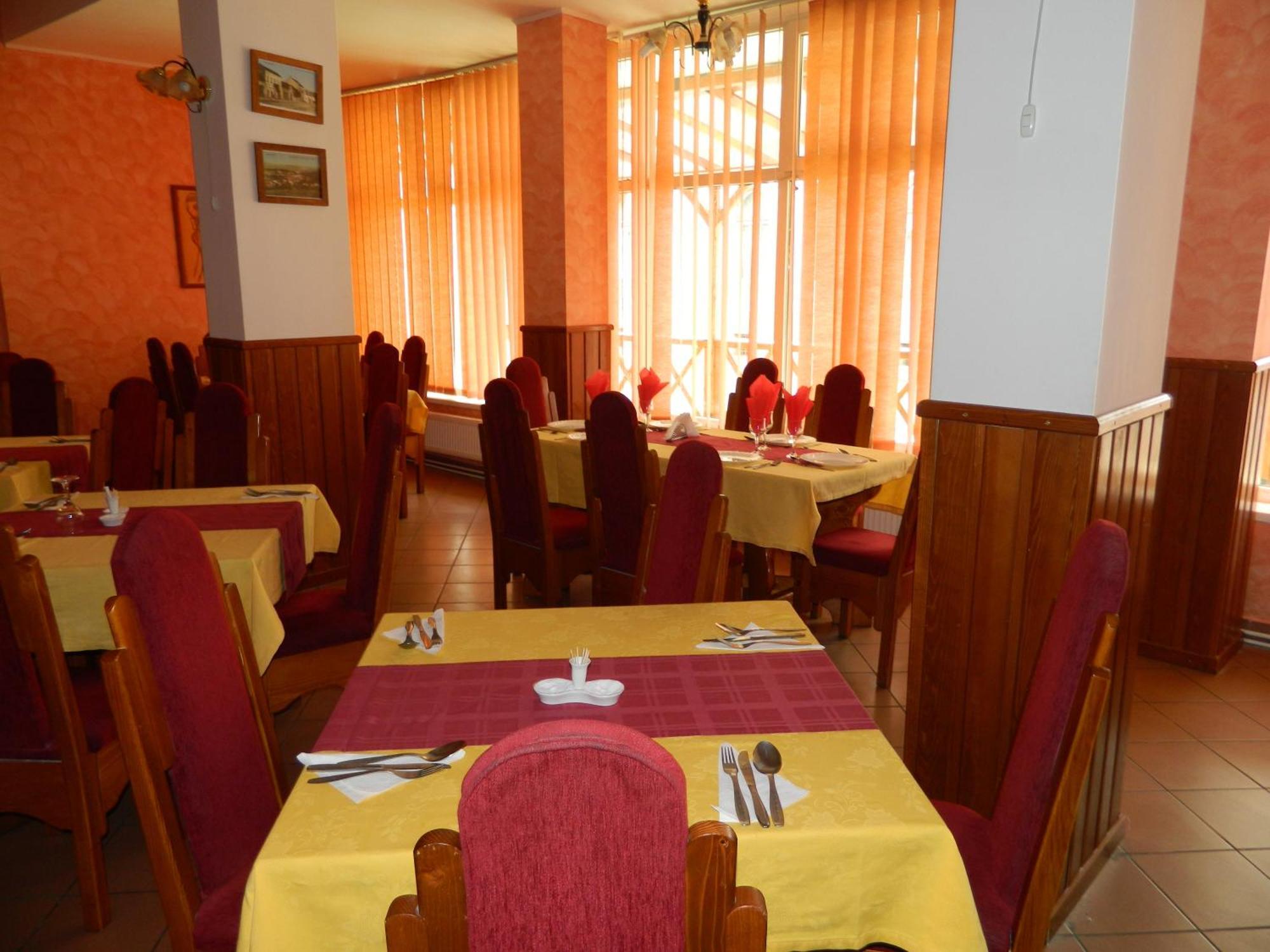 Hotel Iris Tîrnăveni エクステリア 写真