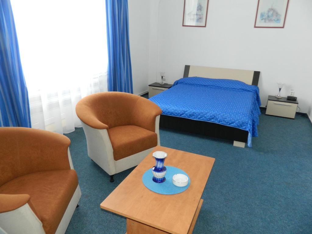 Hotel Iris Tîrnăveni エクステリア 写真