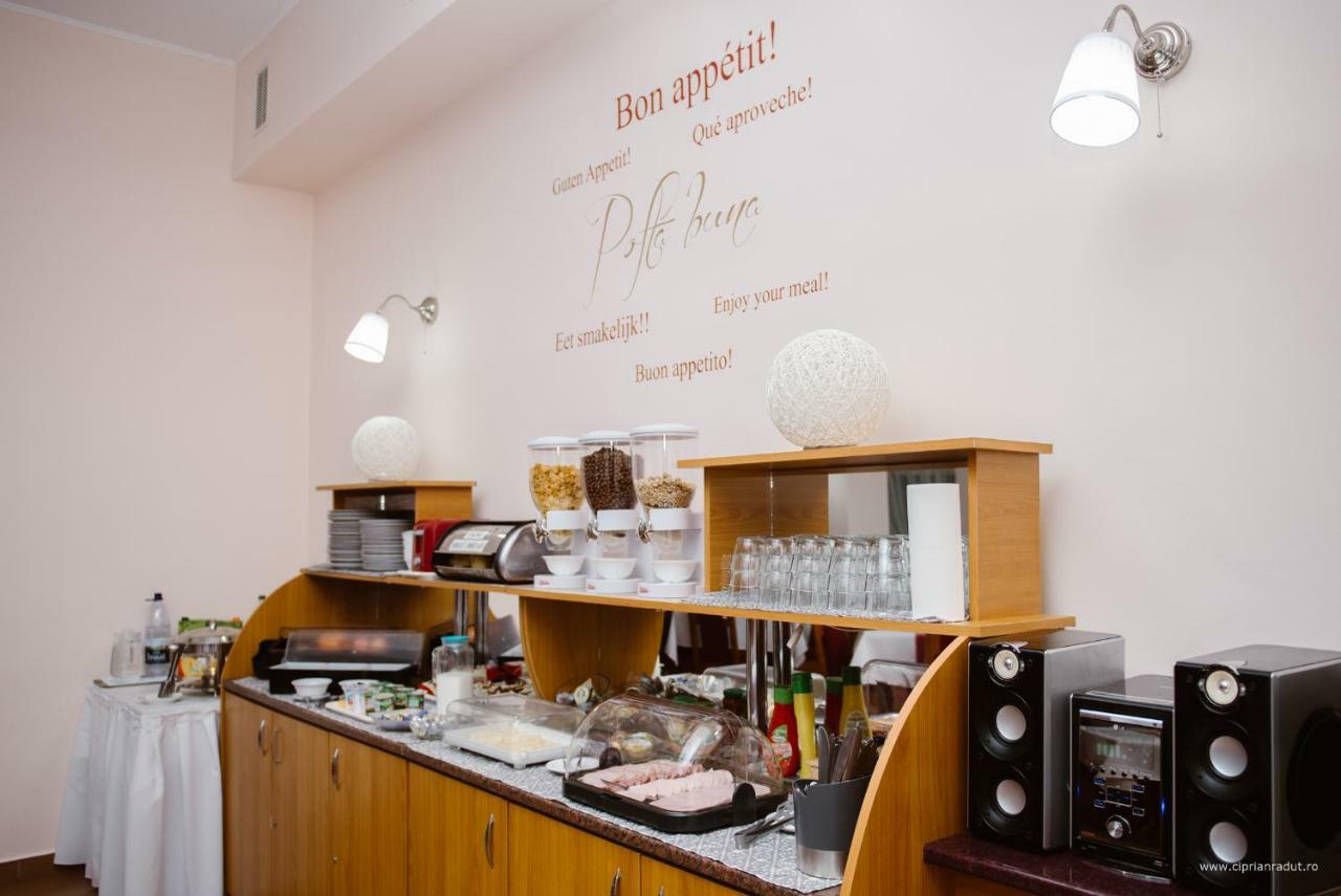 Hotel Iris Tîrnăveni エクステリア 写真