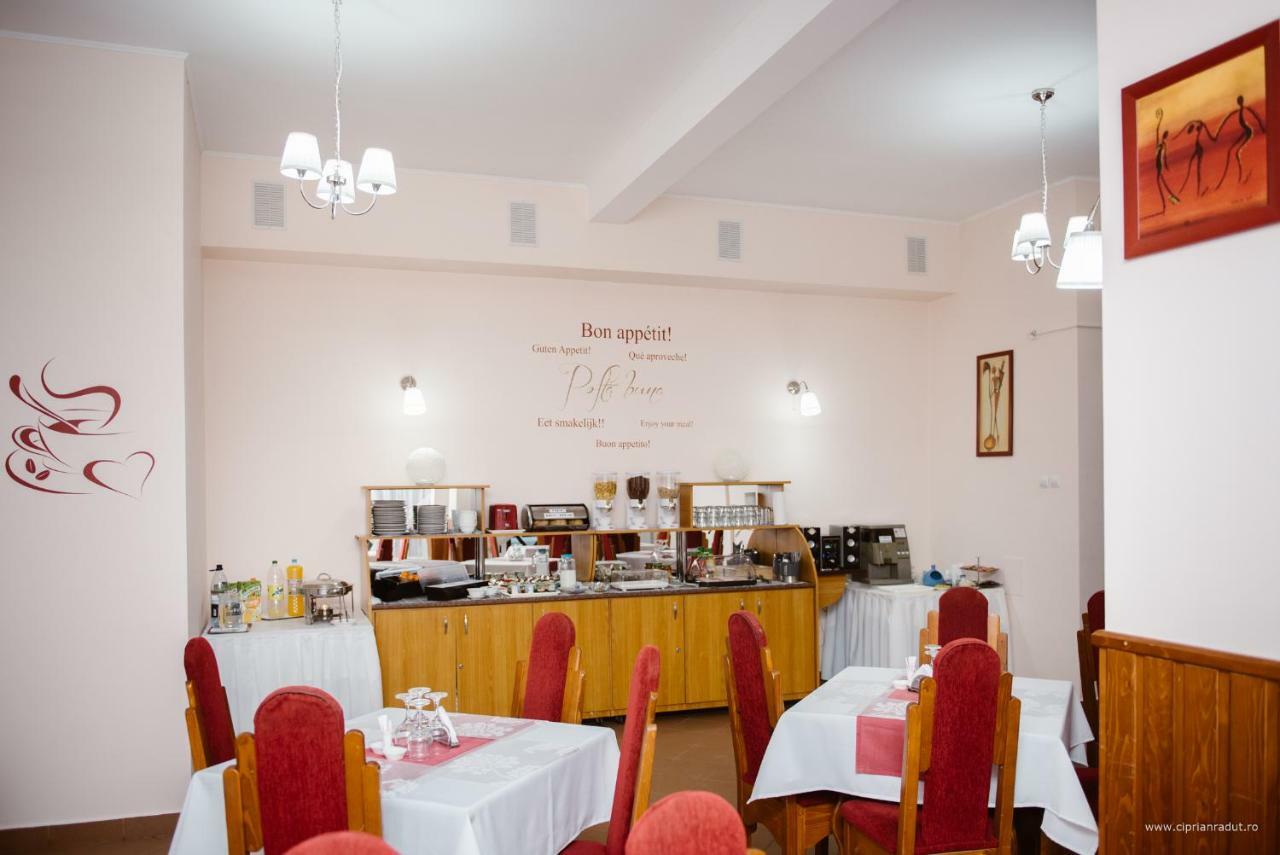 Hotel Iris Tîrnăveni エクステリア 写真