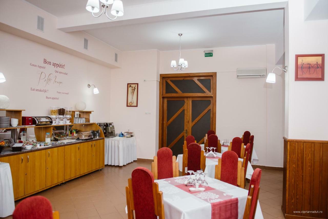 Hotel Iris Tîrnăveni エクステリア 写真