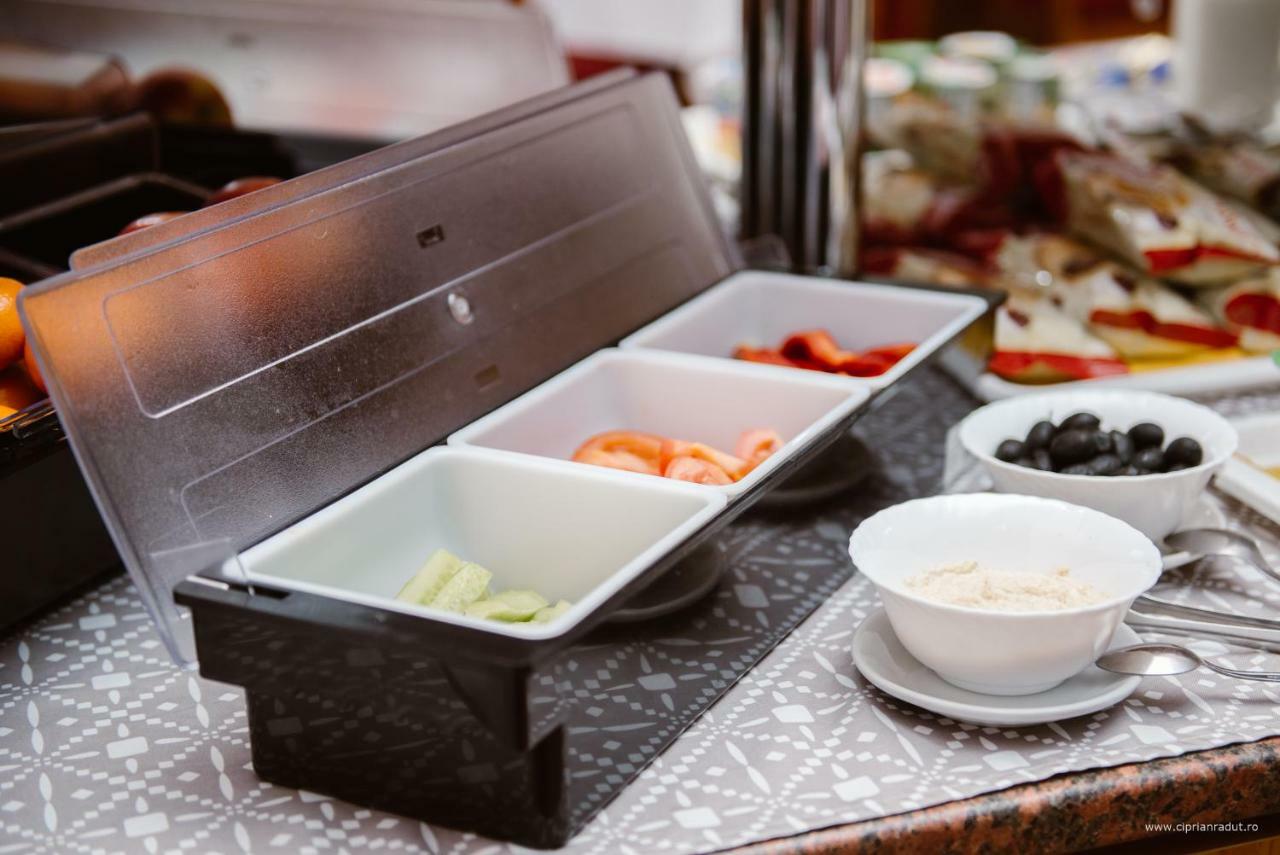Hotel Iris Tîrnăveni エクステリア 写真