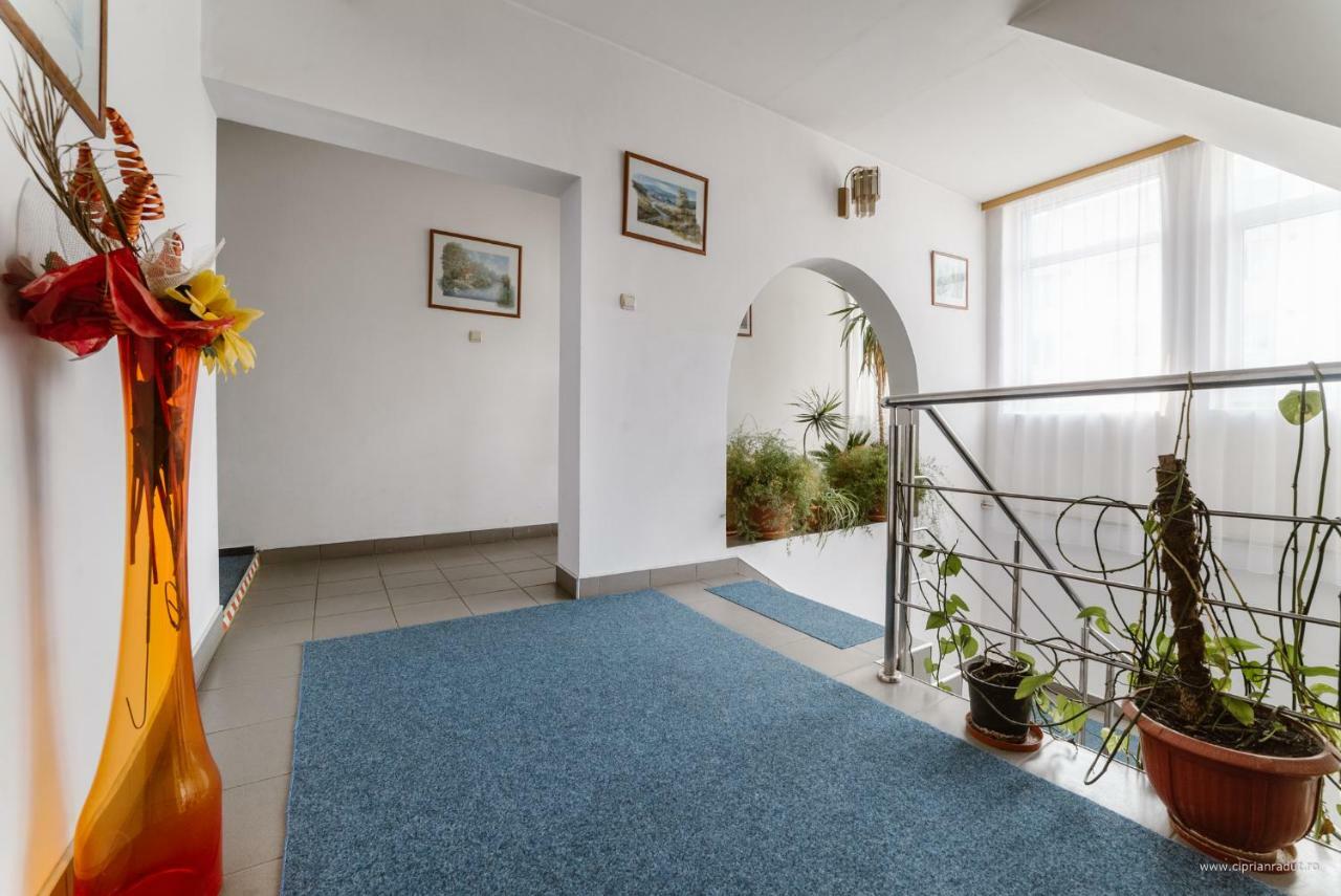Hotel Iris Tîrnăveni エクステリア 写真