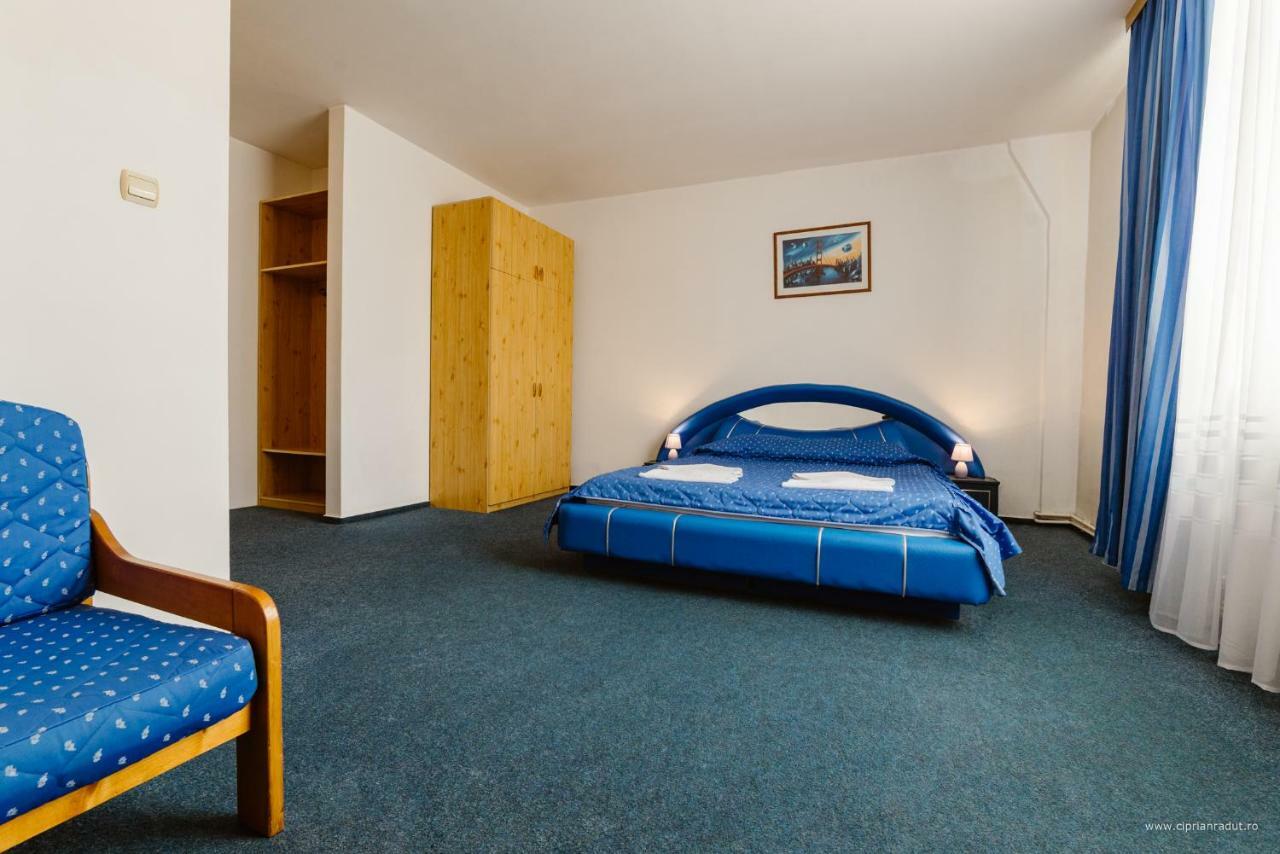 Hotel Iris Tîrnăveni エクステリア 写真
