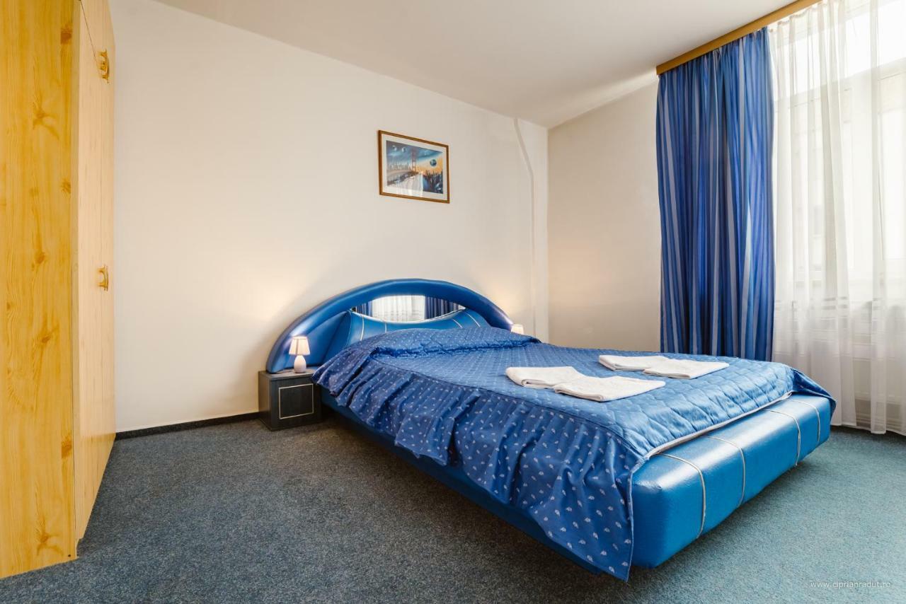 Hotel Iris Tîrnăveni エクステリア 写真
