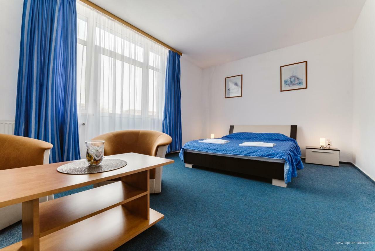 Hotel Iris Tîrnăveni エクステリア 写真