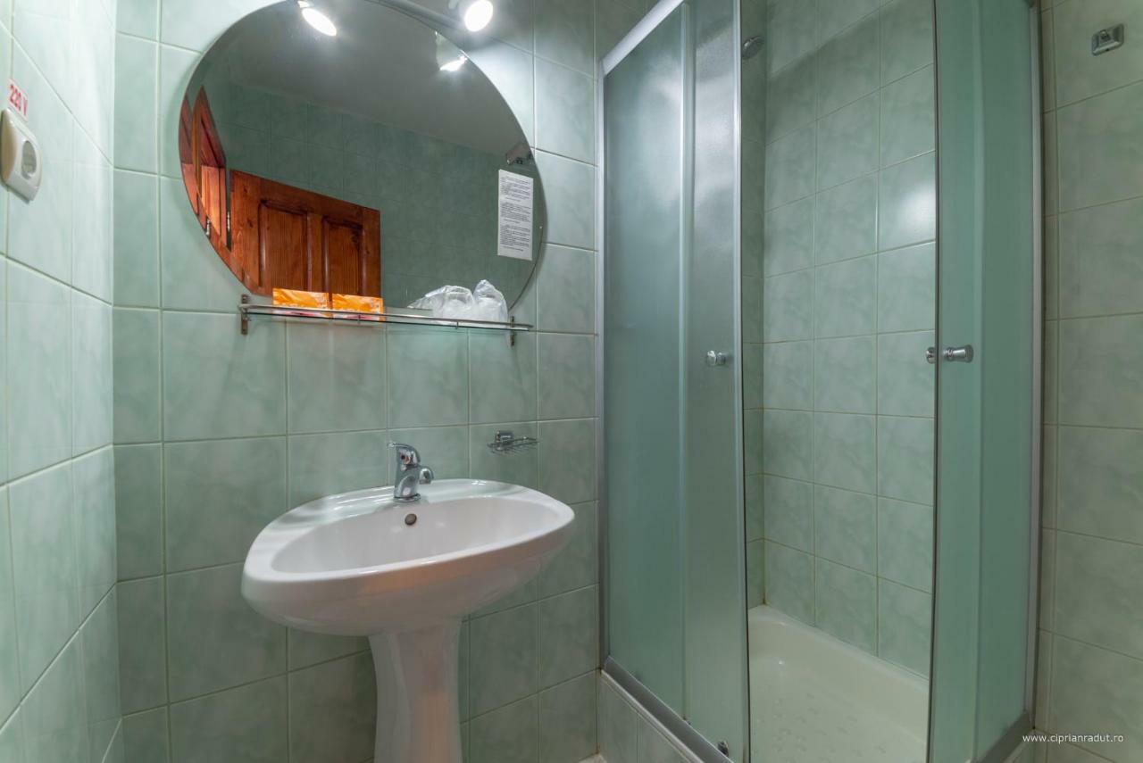 Hotel Iris Tîrnăveni エクステリア 写真