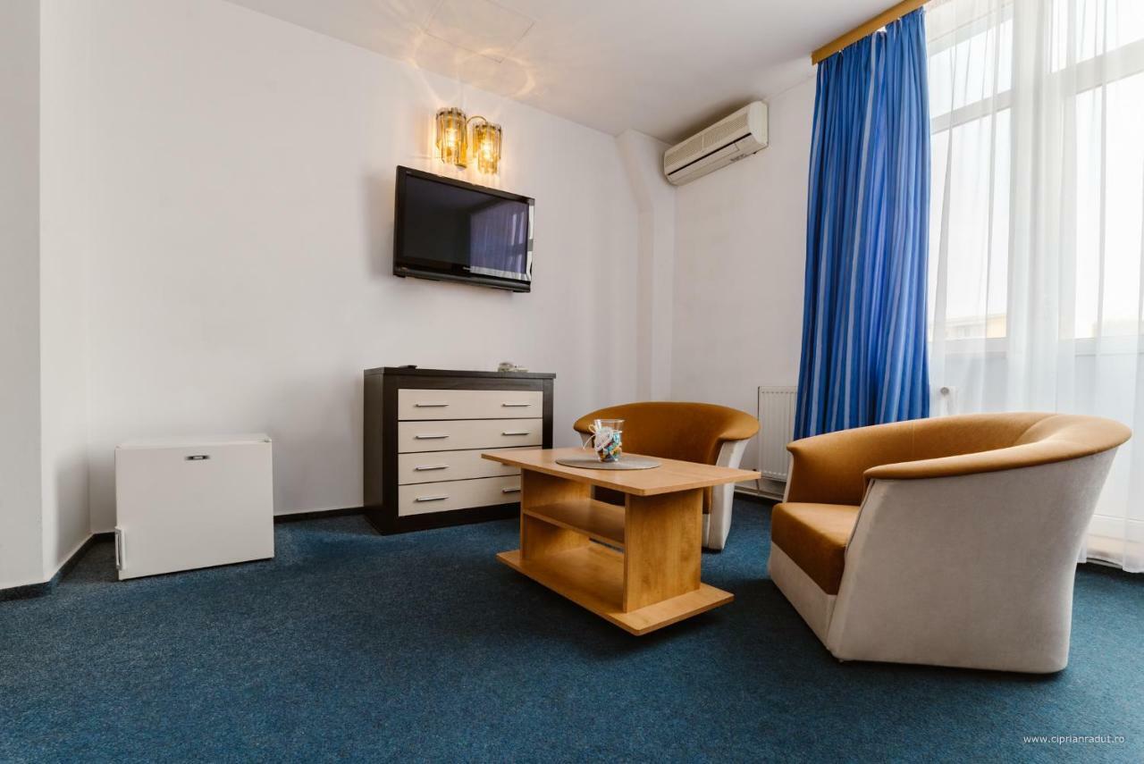 Hotel Iris Tîrnăveni エクステリア 写真
