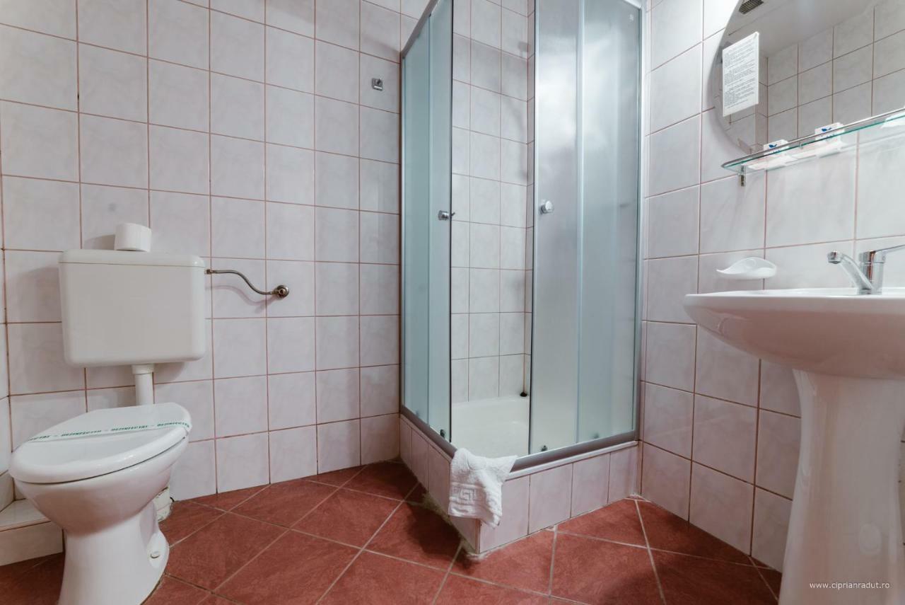 Hotel Iris Tîrnăveni エクステリア 写真