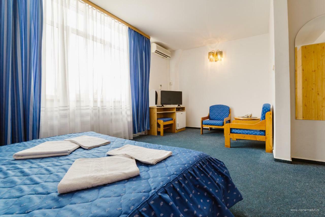 Hotel Iris Tîrnăveni エクステリア 写真